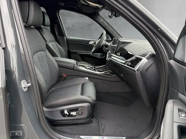 BMW X7 view 11