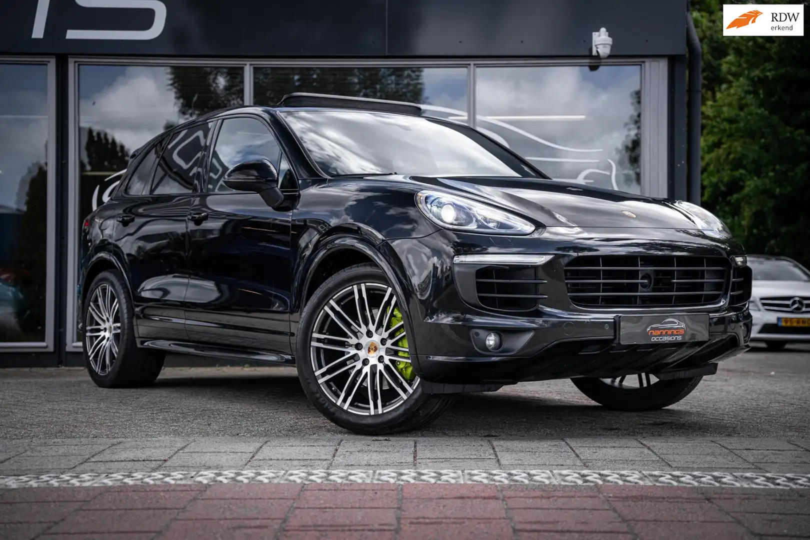 Porsche Cayenne 3.0 S E-Hybrid|Luchtvering|Pano|Adaptive Cruise|Me Zwart - 1