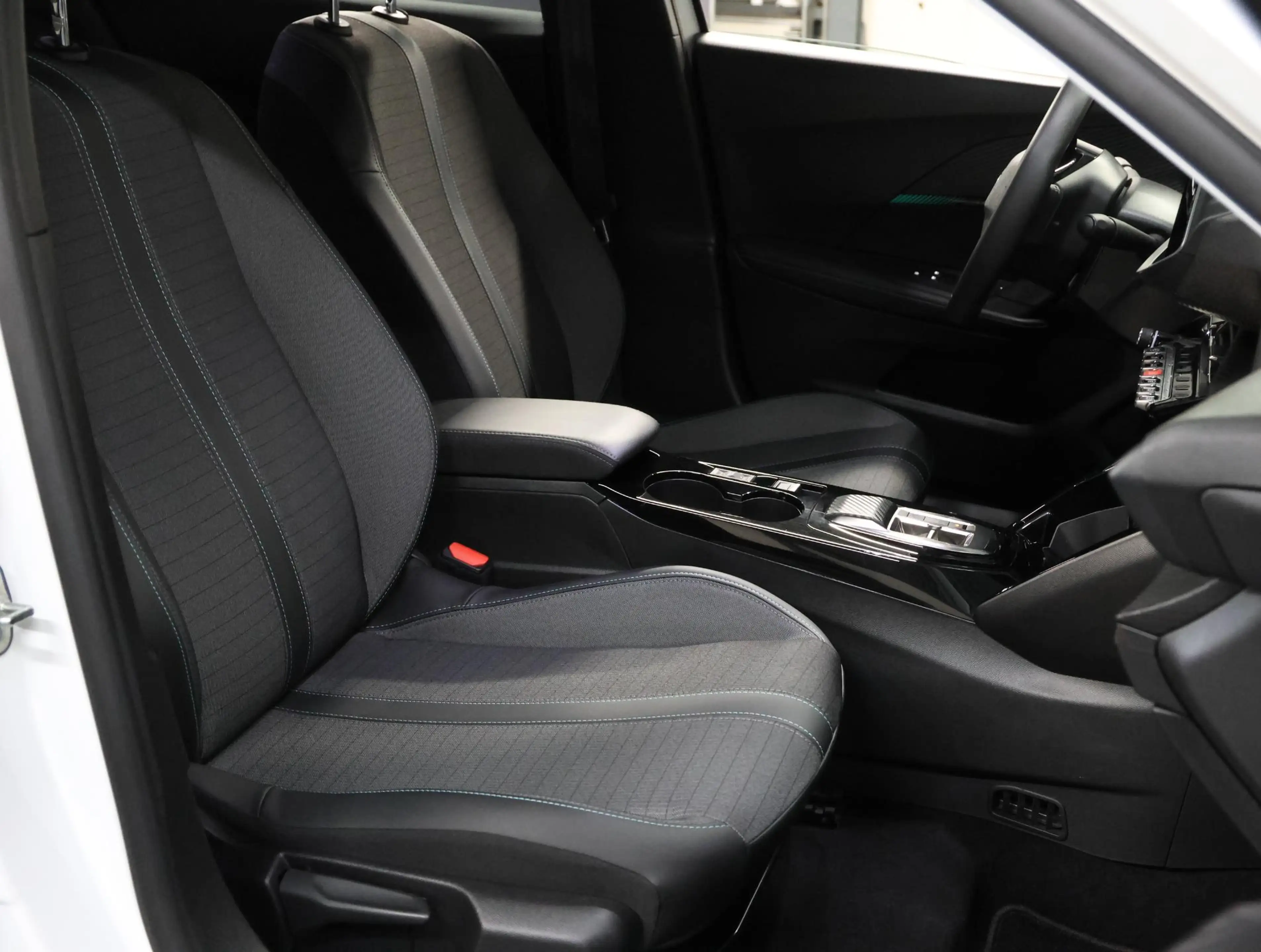 Peugeot e-2008 EV Allure 50 kWh 136PK | 1ste eigenaar | AppleCarP — photo 11