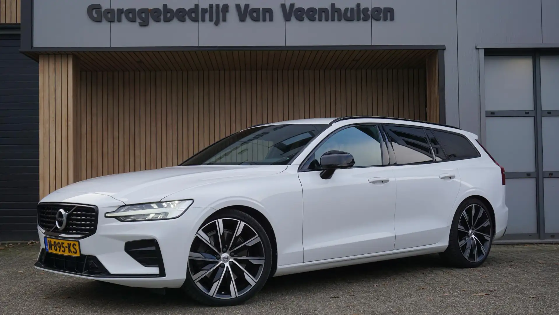 Volvo V60 2.0 T5 250pk R-Design Black Optik H&K Leder 20inch Blanc - 1