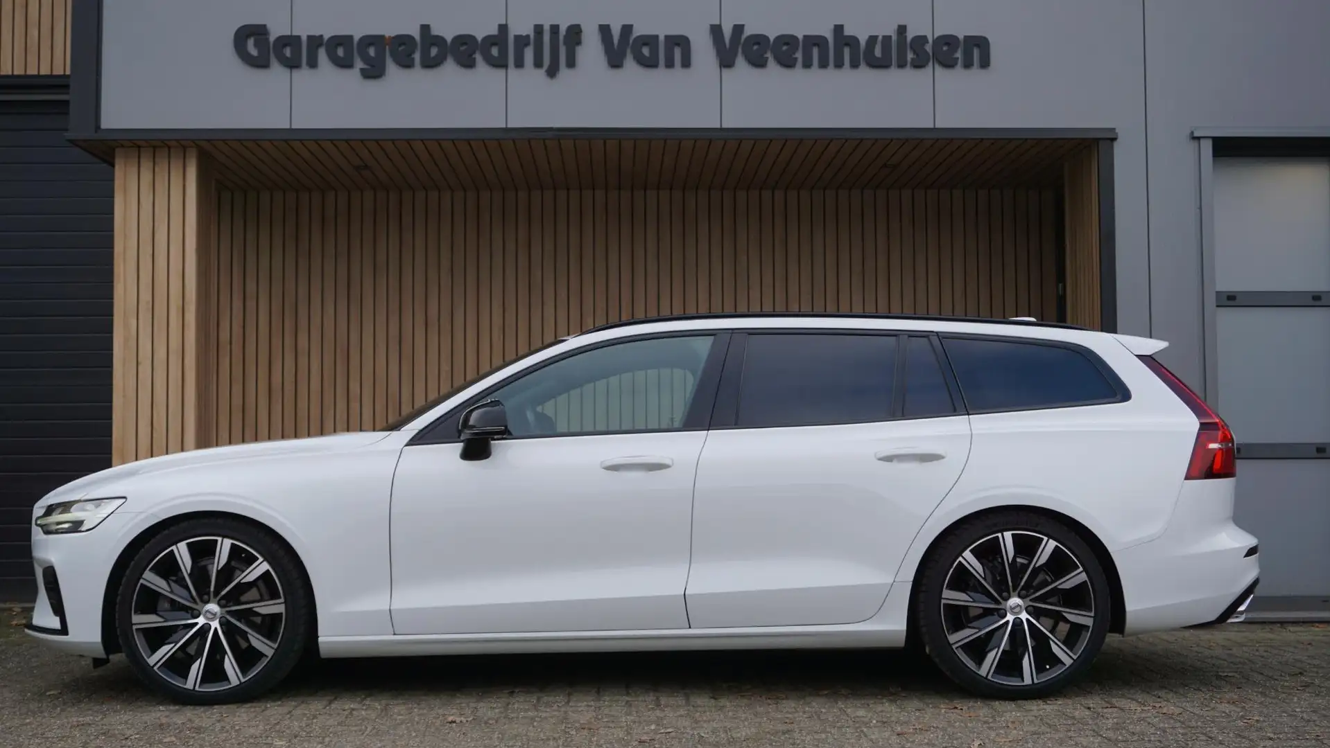 Volvo V60 2.0 T5 250pk R-Design Black Optik H&K Leder 20inch Blanc - 2