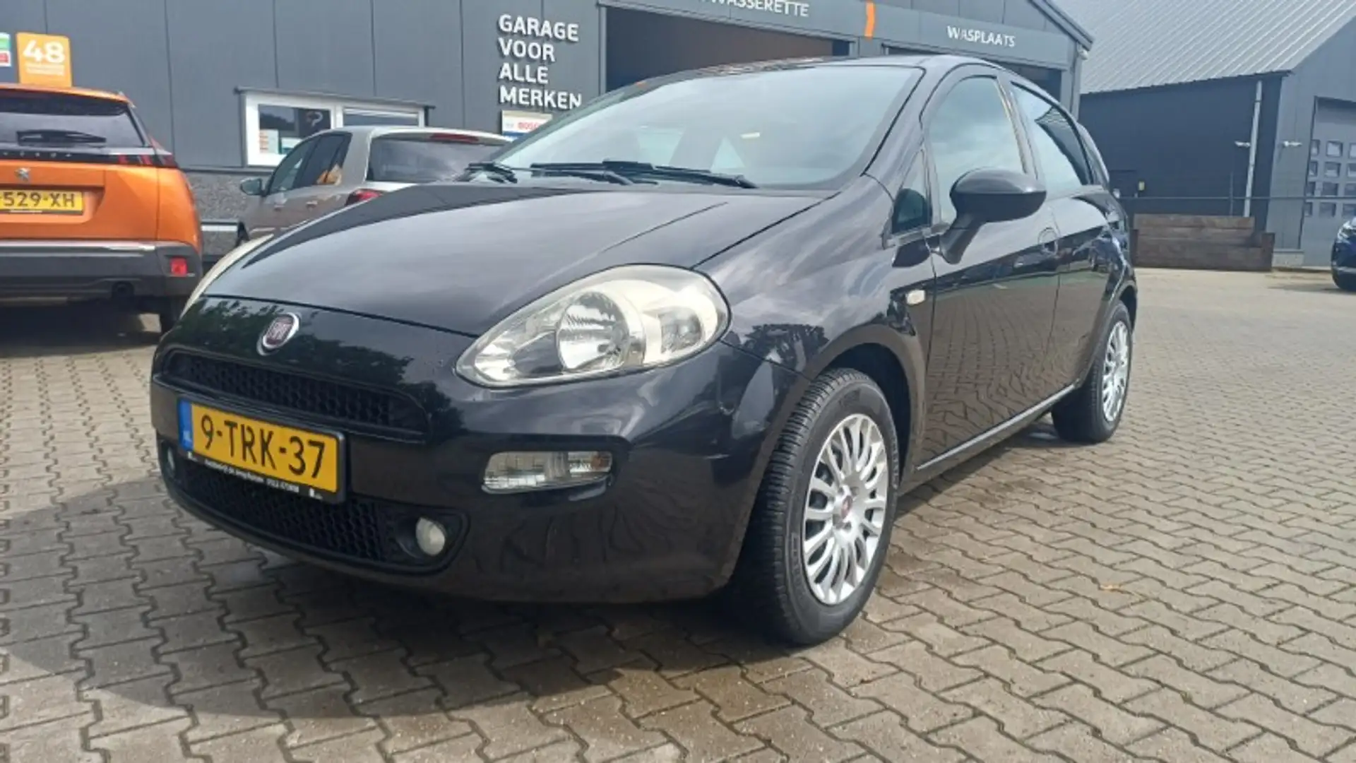 Fiat Punto 1.2 69pk 5d Pop Zwart - 1