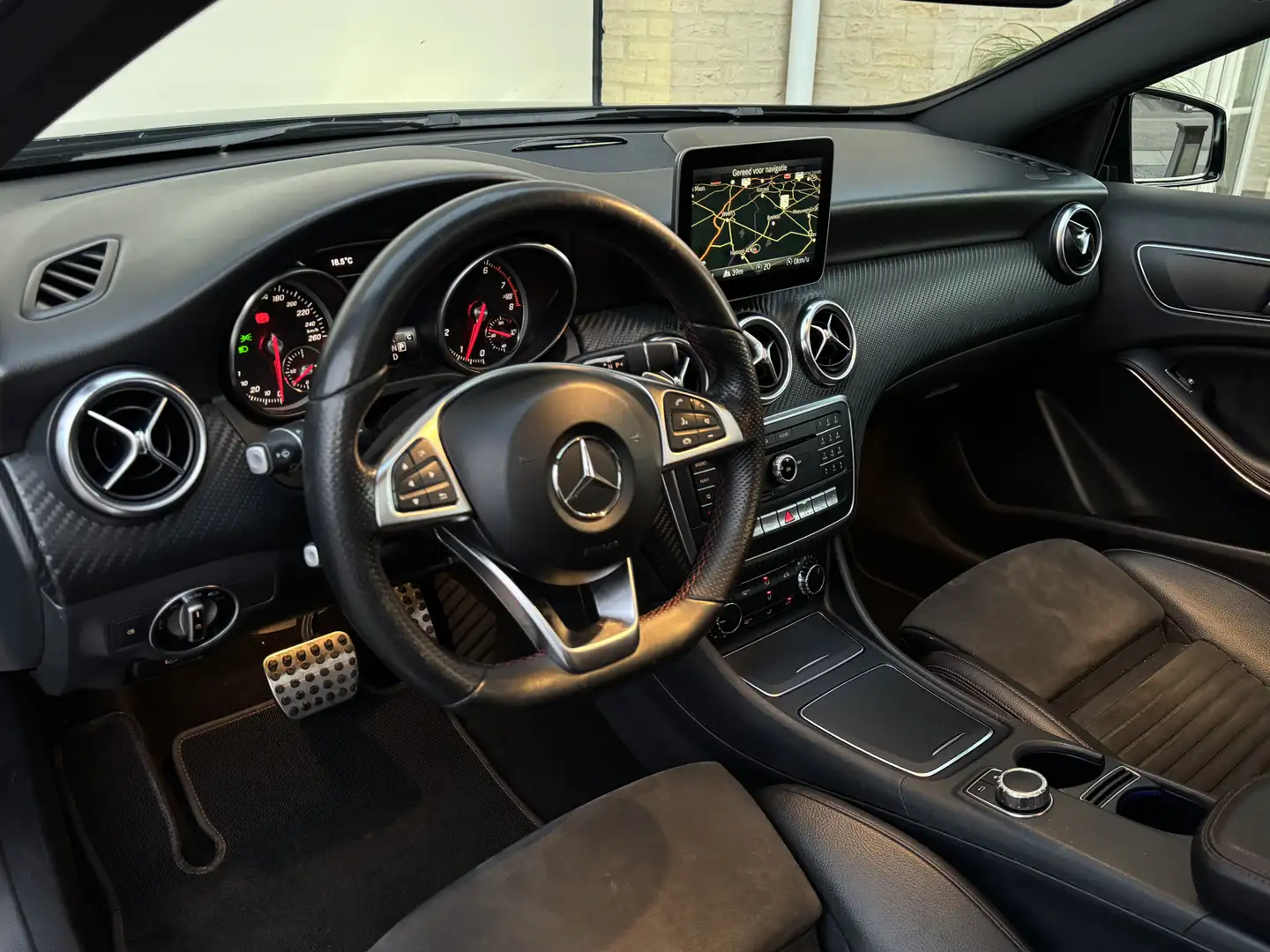 Mercedes-Benz A 180 AMG Aut Panoramadak Nightpakket SportLeder Navi Le Zwart - 2