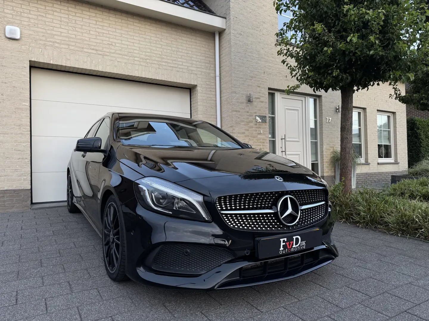 Mercedes-Benz A 180 AMG Aut Panoramadak Nightpakket SportLeder Navi Le Zwart - 1