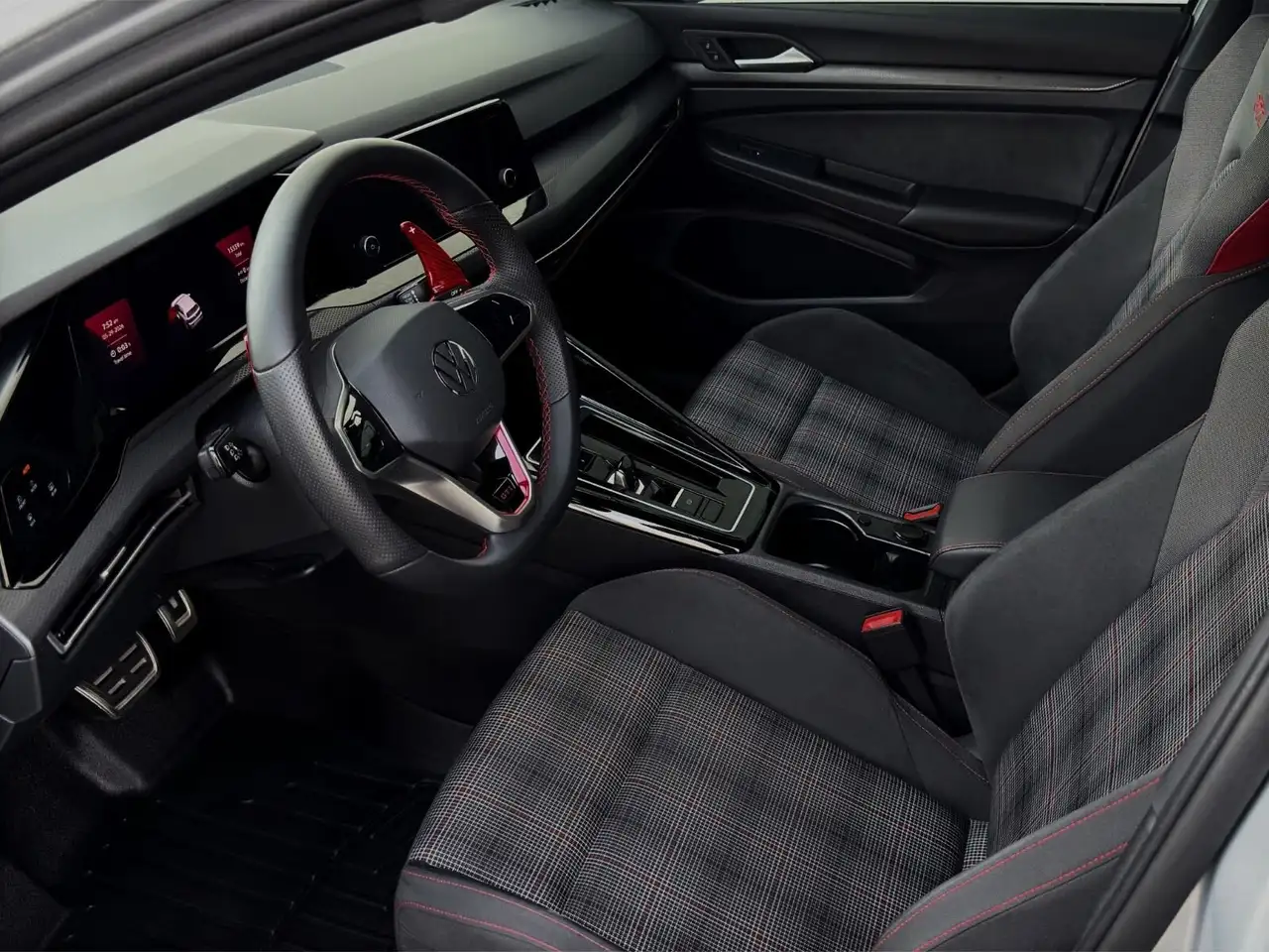 Volkswagen Golf GTI снимка Volkswagen Golf GTI