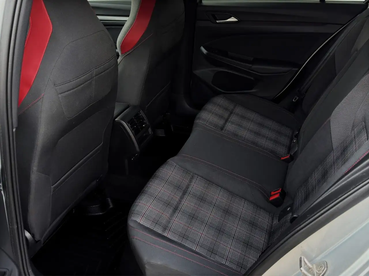 Volkswagen Golf GTI снимка Volkswagen Golf GTI