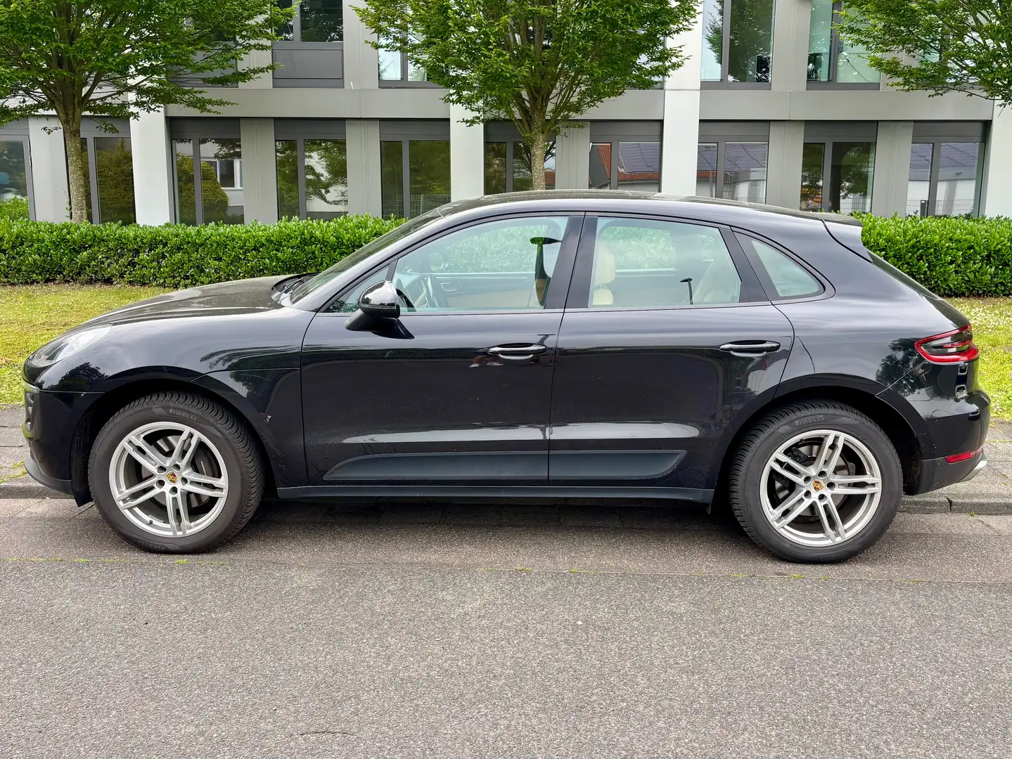 Porsche Macan PDK Schwarz - 2