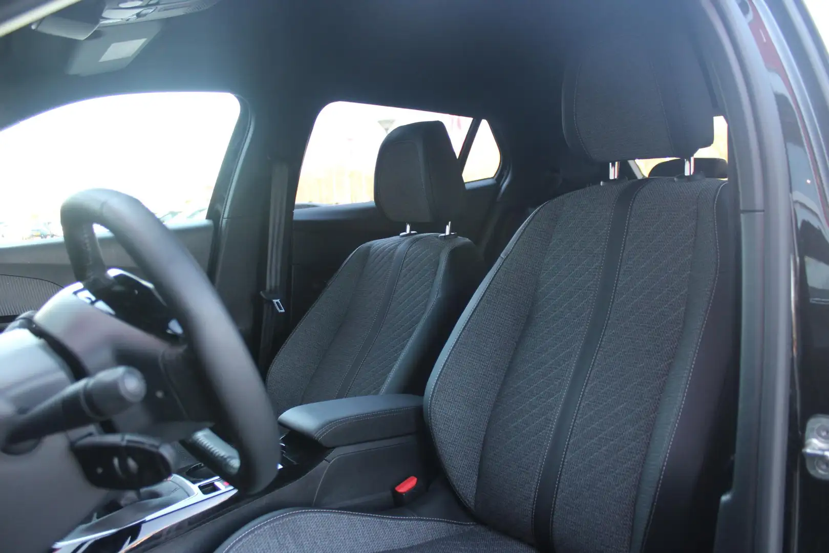 Peugeot 2008 1.2 100PK ALLURE | DRAADLOZE APPLE CARPLAY/ANDROID Noir - 2