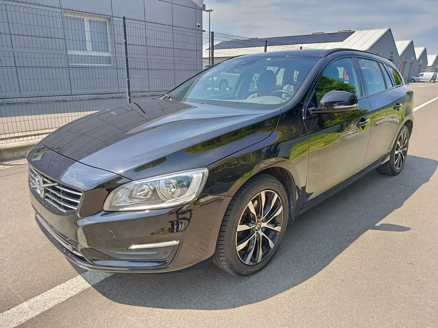 Volvo V60 2.0 D2 Dynamic Edition Noir - 1