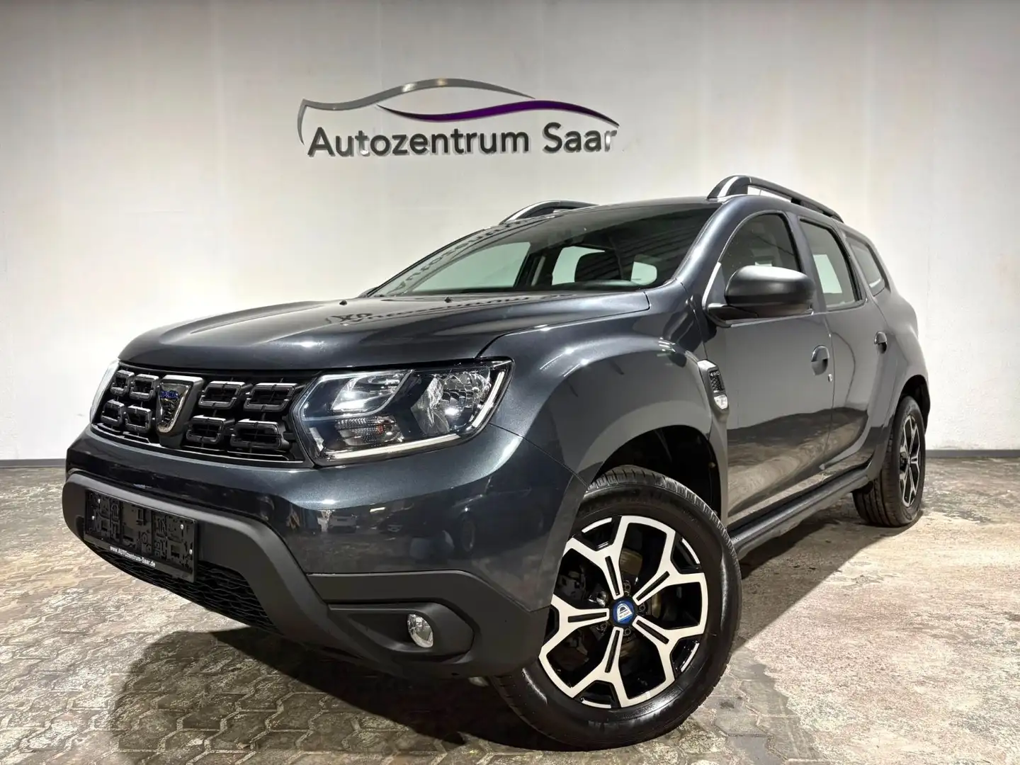 Dacia Duster II 1.5 DCI  4WD Navi SH Tempomat Kamera Grau - 1