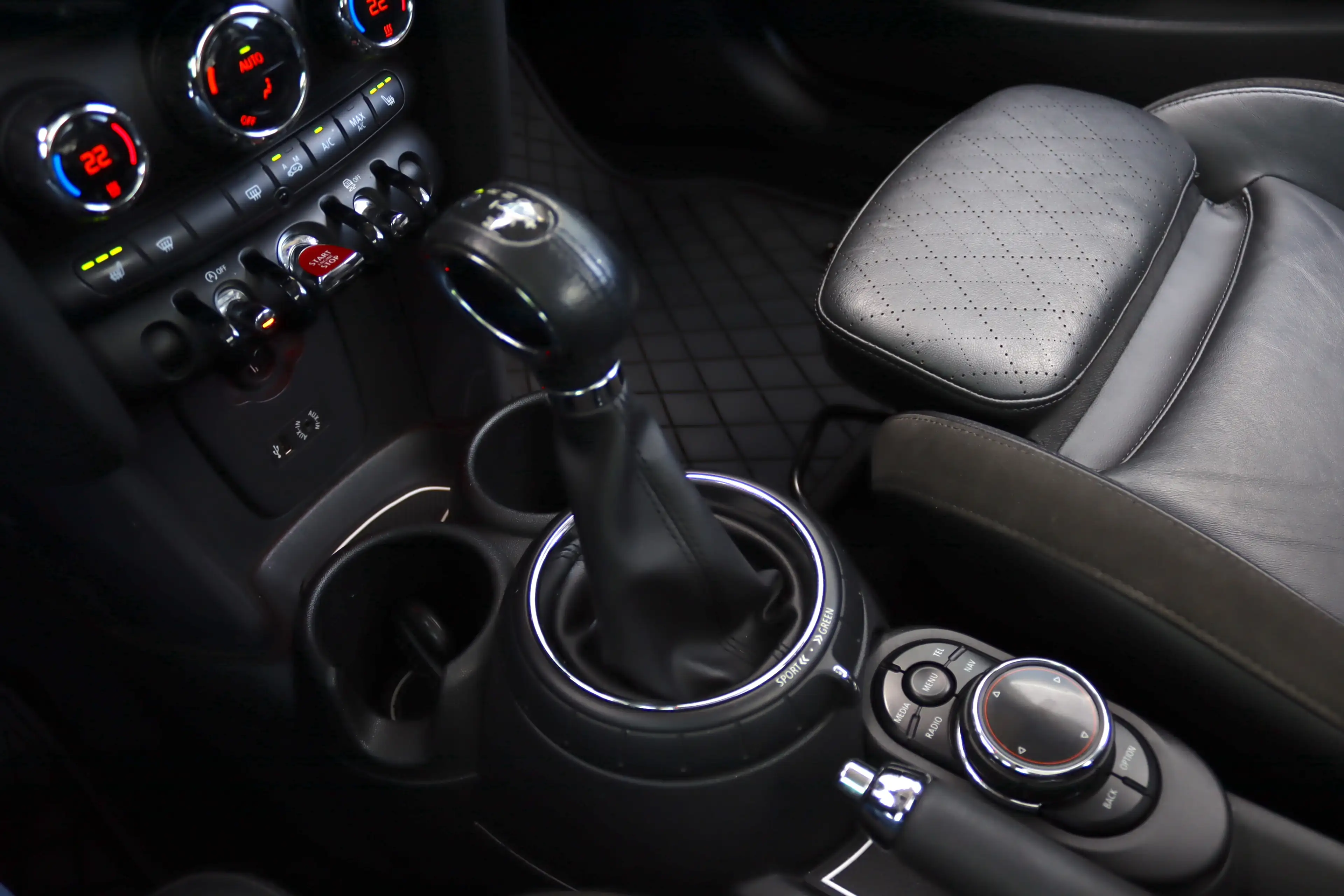MINI Cooper D BOITE AUTO 116CV TOIT PANO GPS XENON AMBIANCE CUIR FULL — photo 14