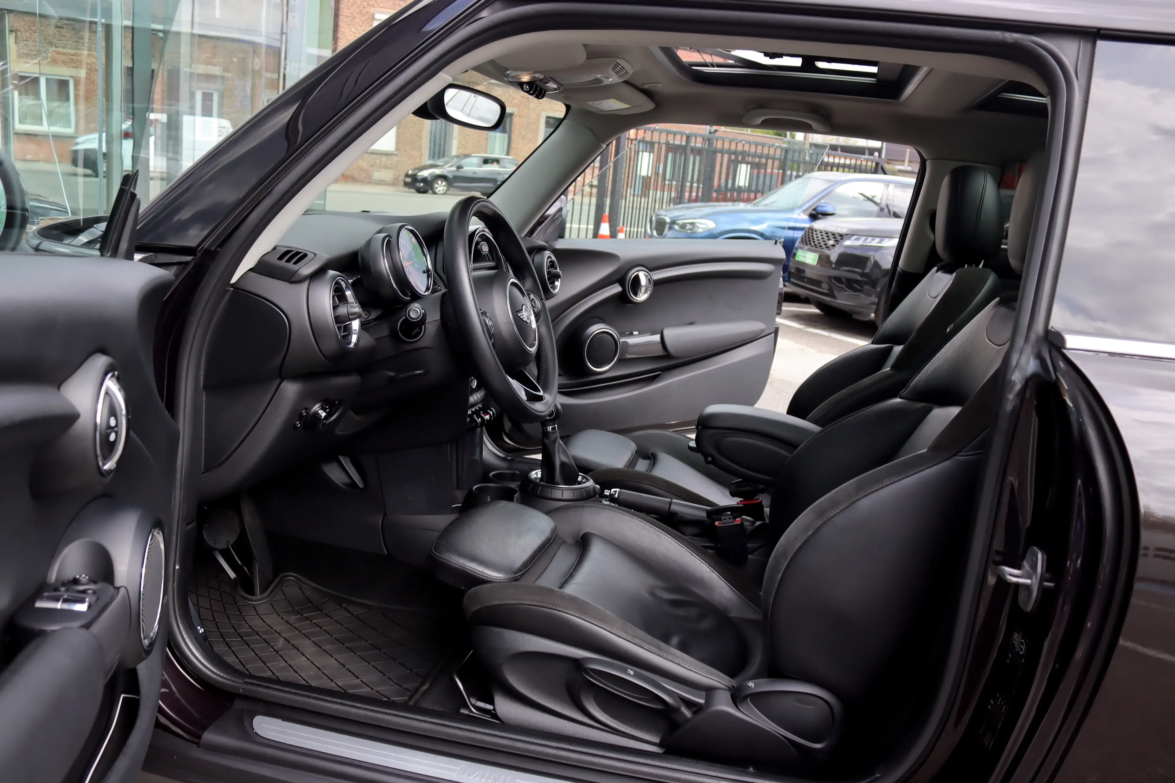 MINI Cooper D BOITE AUTO 116CV TOIT PANO GPS XENON AMBIANCE CUIR FULL — photo 7