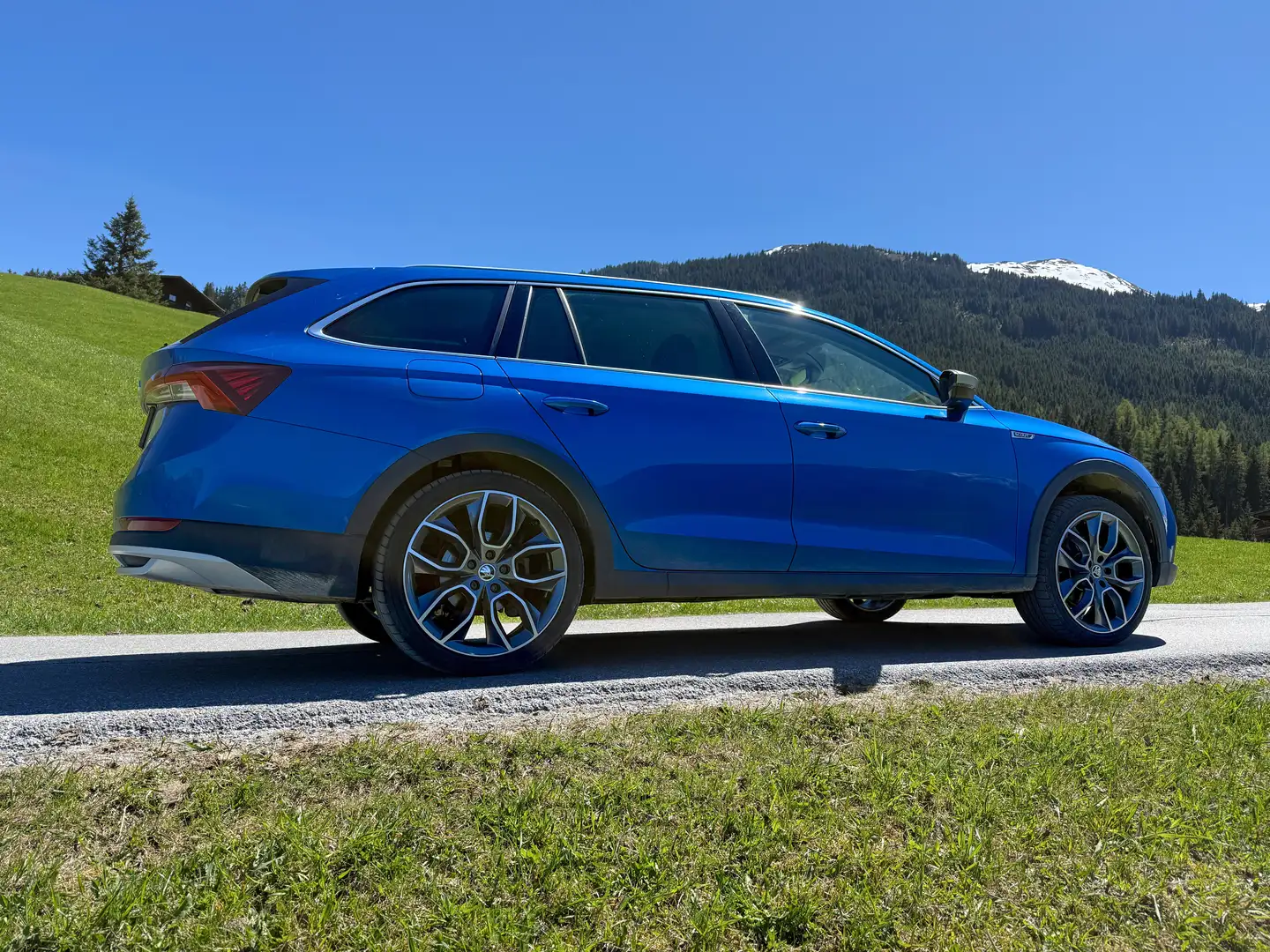 Skoda Octavia Octavia Combi Scout 2,0 TDI 4x4 DSG 200 PS | Garantie bis 01/2028 Blau - 1