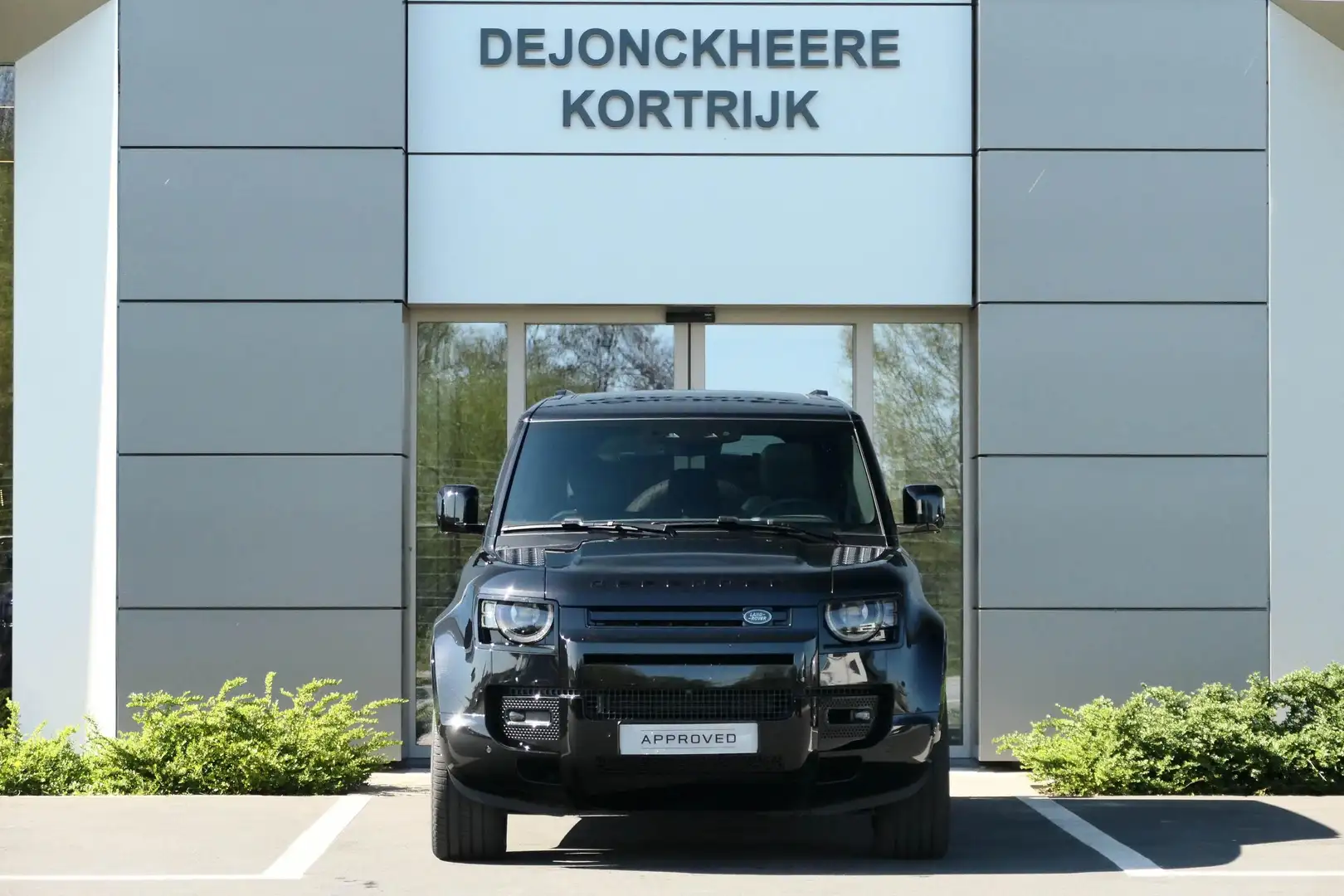 Land Rover Defender - 110 D300 X-Dynamic HSE Zwart - 2