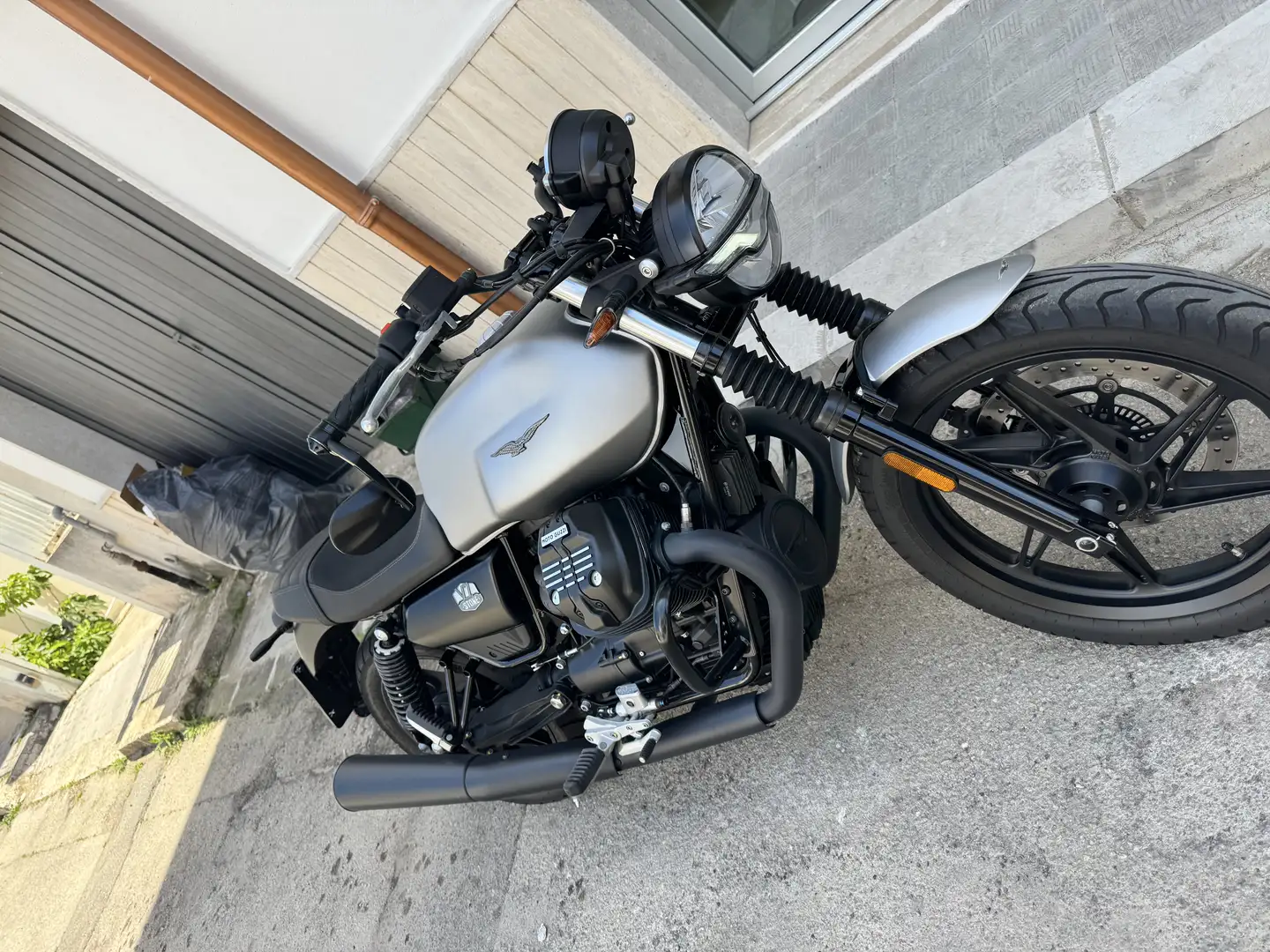 Moto Guzzi V 7 Stone Šedá - 2
