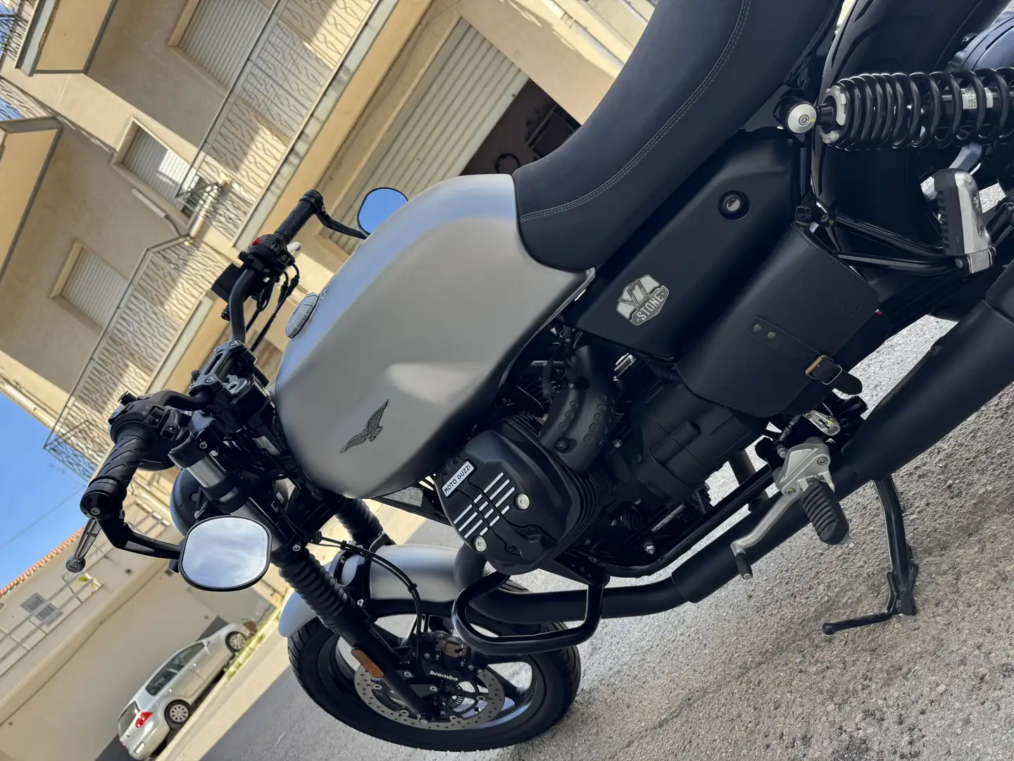 Moto Guzzi V 7 Stone Šedá - 1