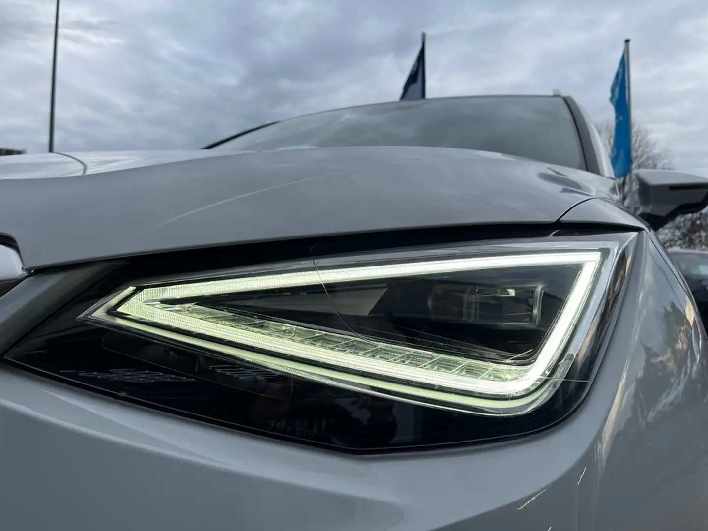 SEAT Arona 1,0 TSI Xperience Weiß - 2