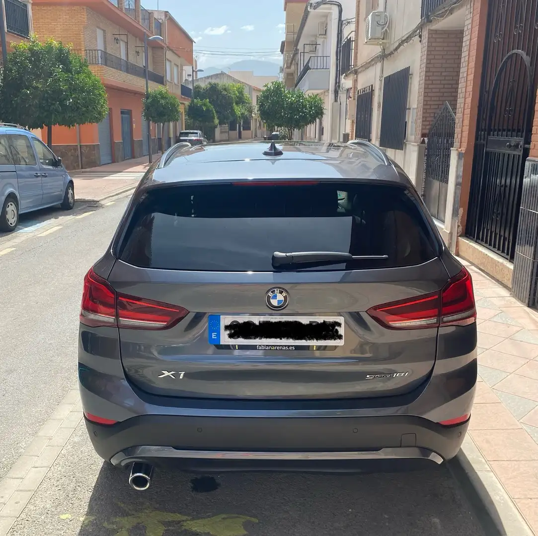 BMW X1 sDrive 18i Gris - 2