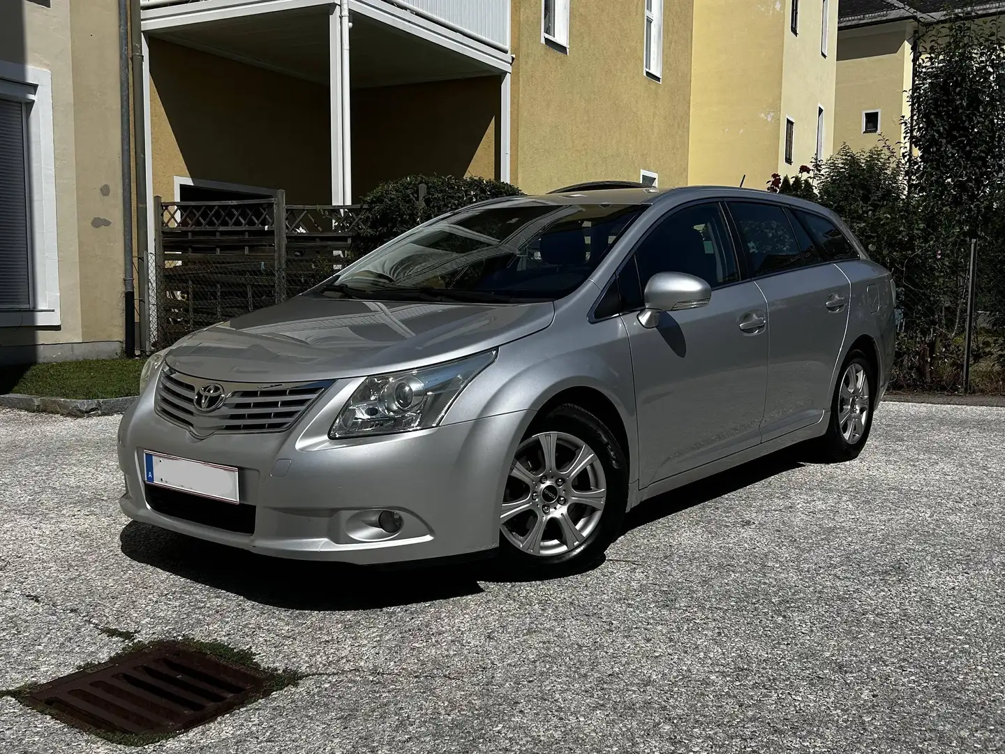 Toyota Avensis Avensis 2,0 D4-D 125 DPF Comfort Comfort Silber - 1