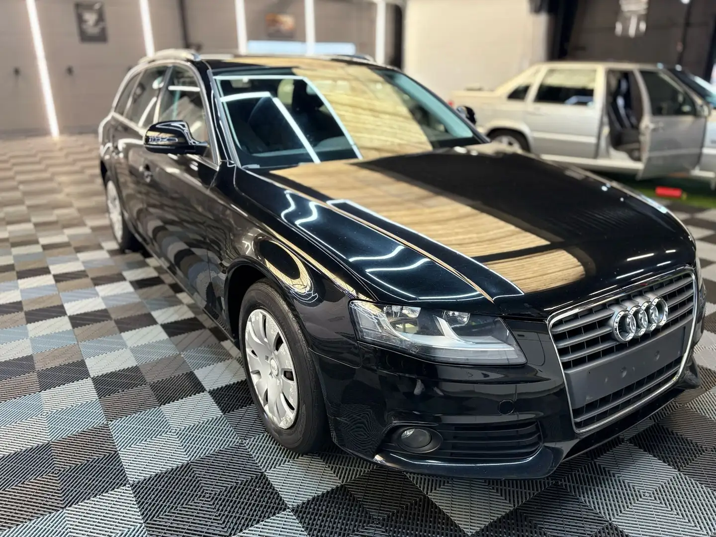 Audi A4 Avant 2.0 TDI bj. 2008 178000km Zwart - 1