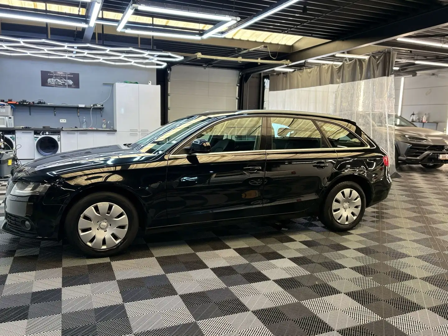 Audi A4 Avant 2.0 TDI bj. 2008 178000km Zwart - 2