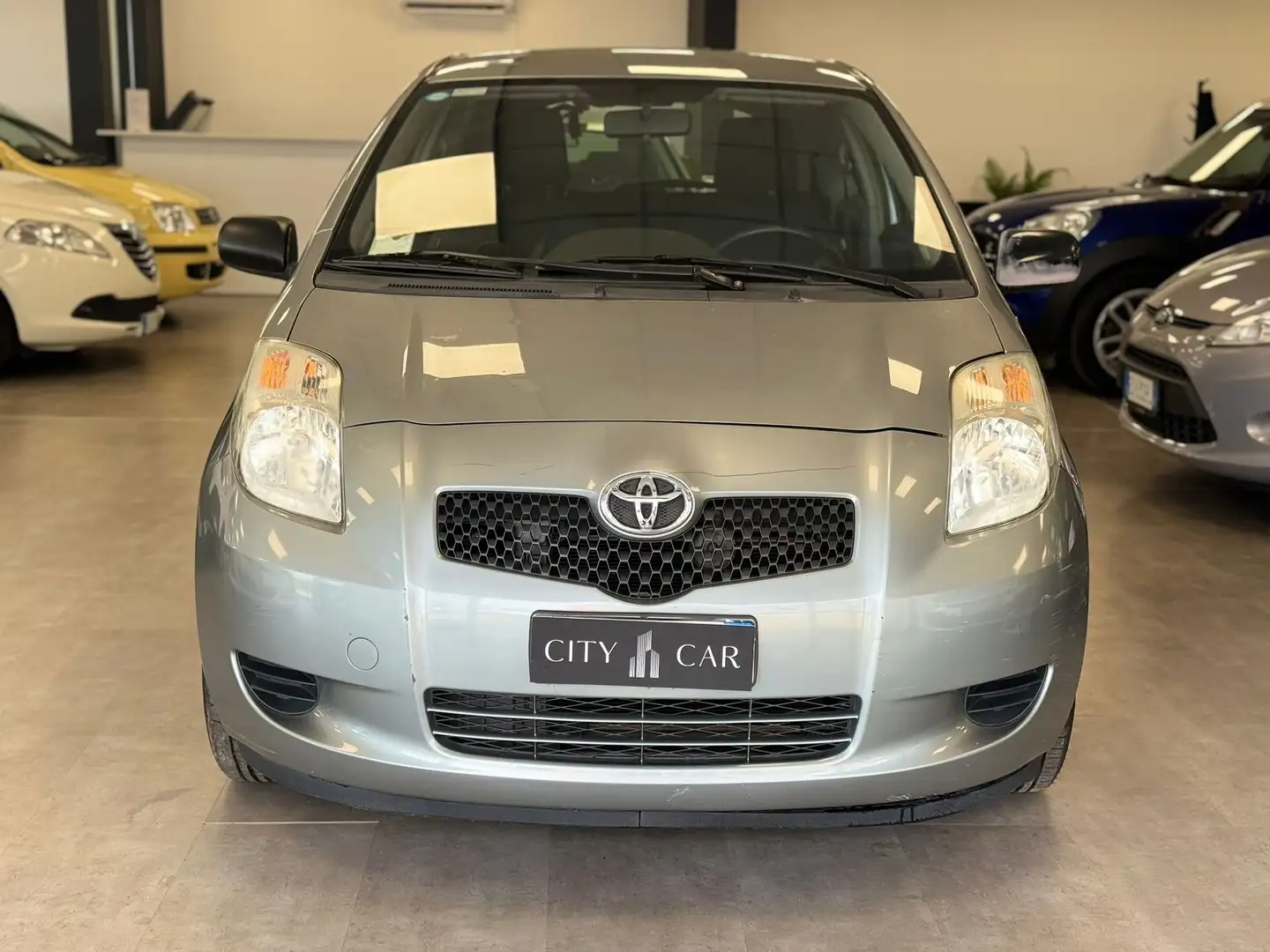 Toyota Yaris 3p 1.0 Sol Grau - 2