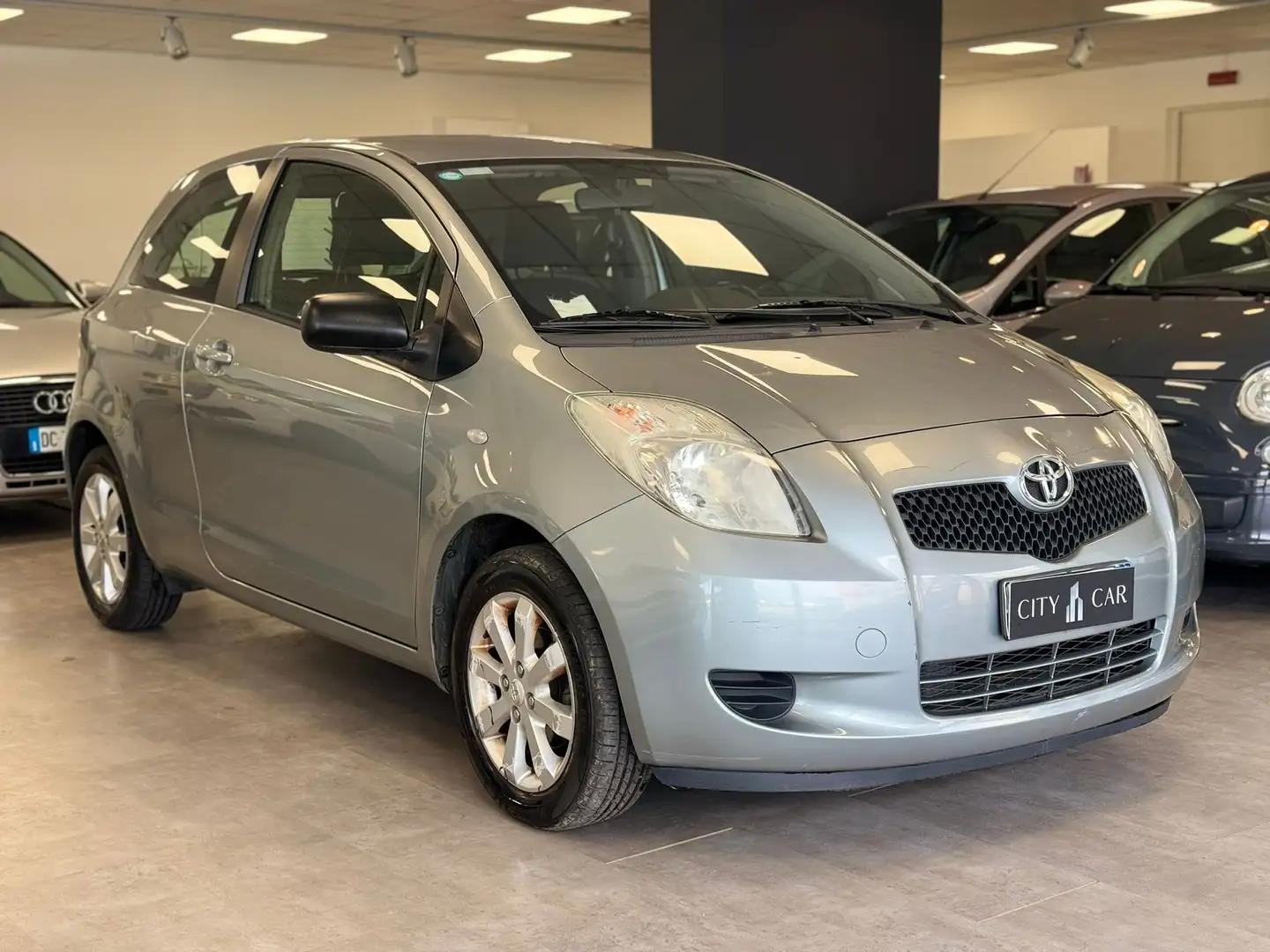 Toyota Yaris 3p 1.0 Sol Grau - 1