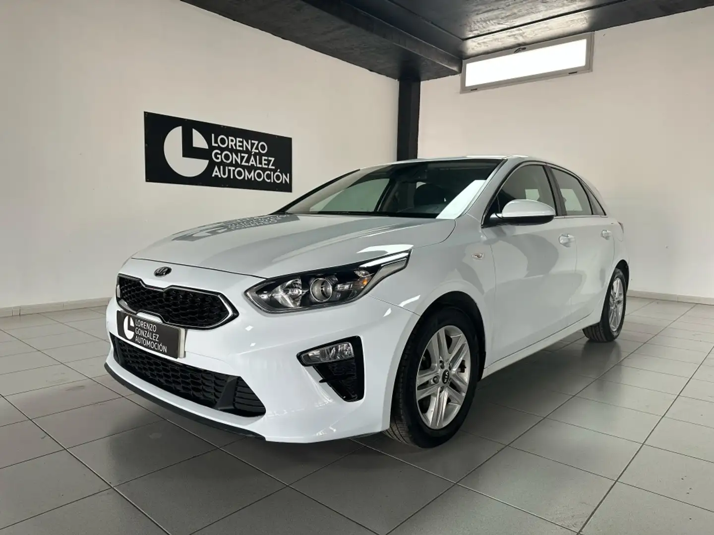 Kia KIA Ceed Pequeño  Manual de 5 Puertas Grijs - 1