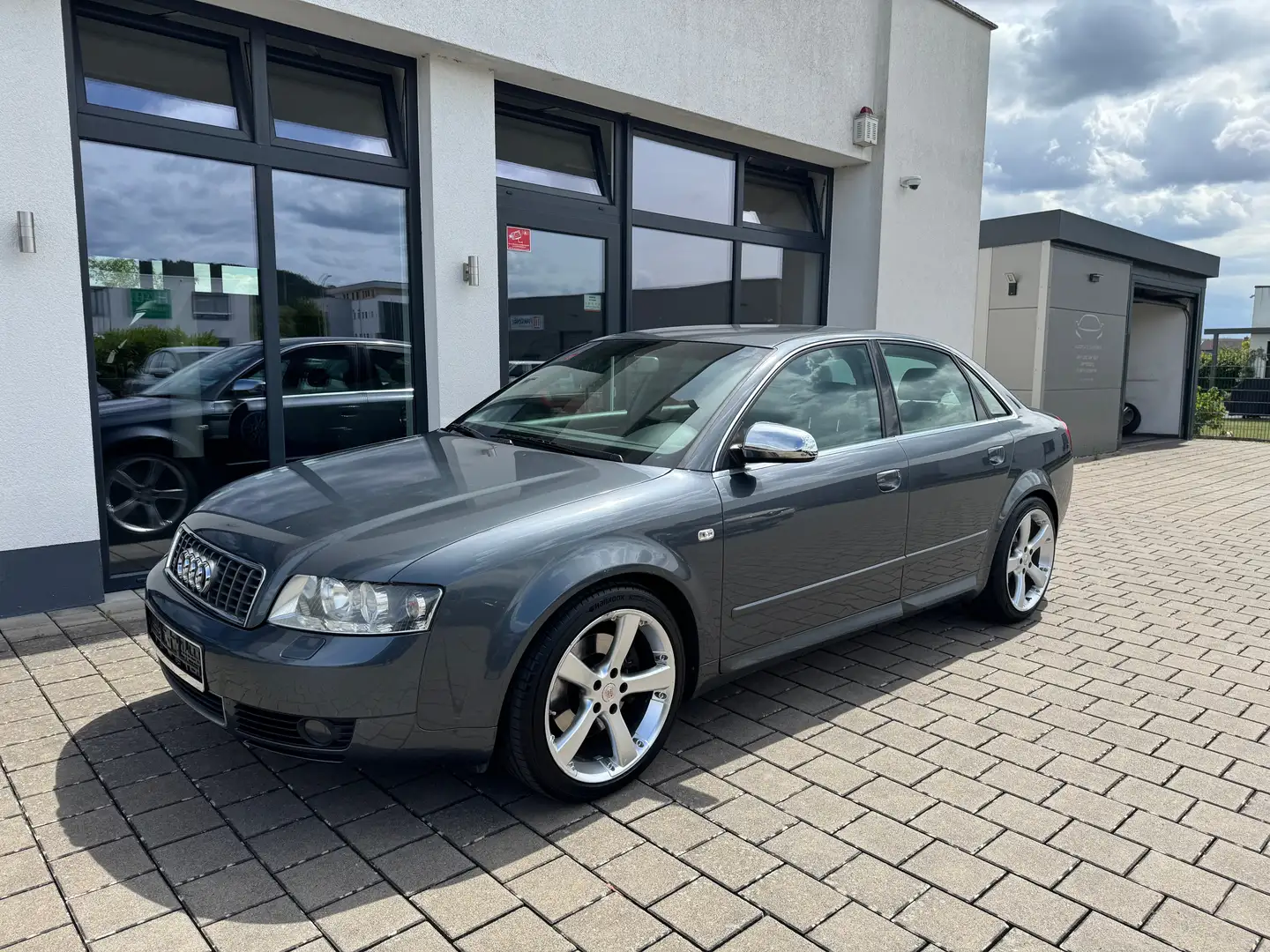 Audi A4 2.4 /XENON/T-LEDER/NAVI/BOSE/18"ALU/TÜV03-2027 Grijs - 1