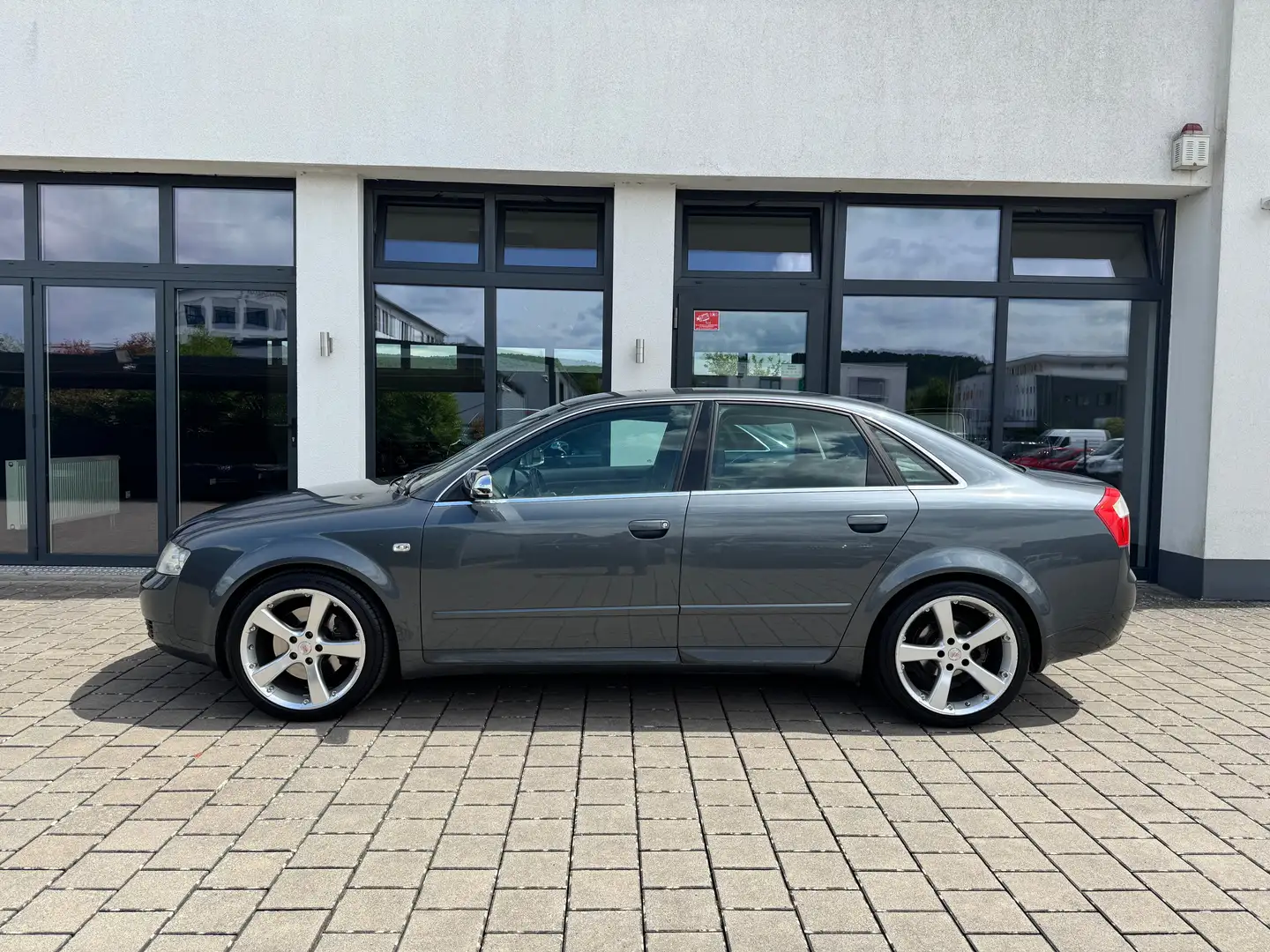 Audi A4 2.4 /XENON/T-LEDER/NAVI/BOSE/18"ALU/TÜV03-2027 Grijs - 2