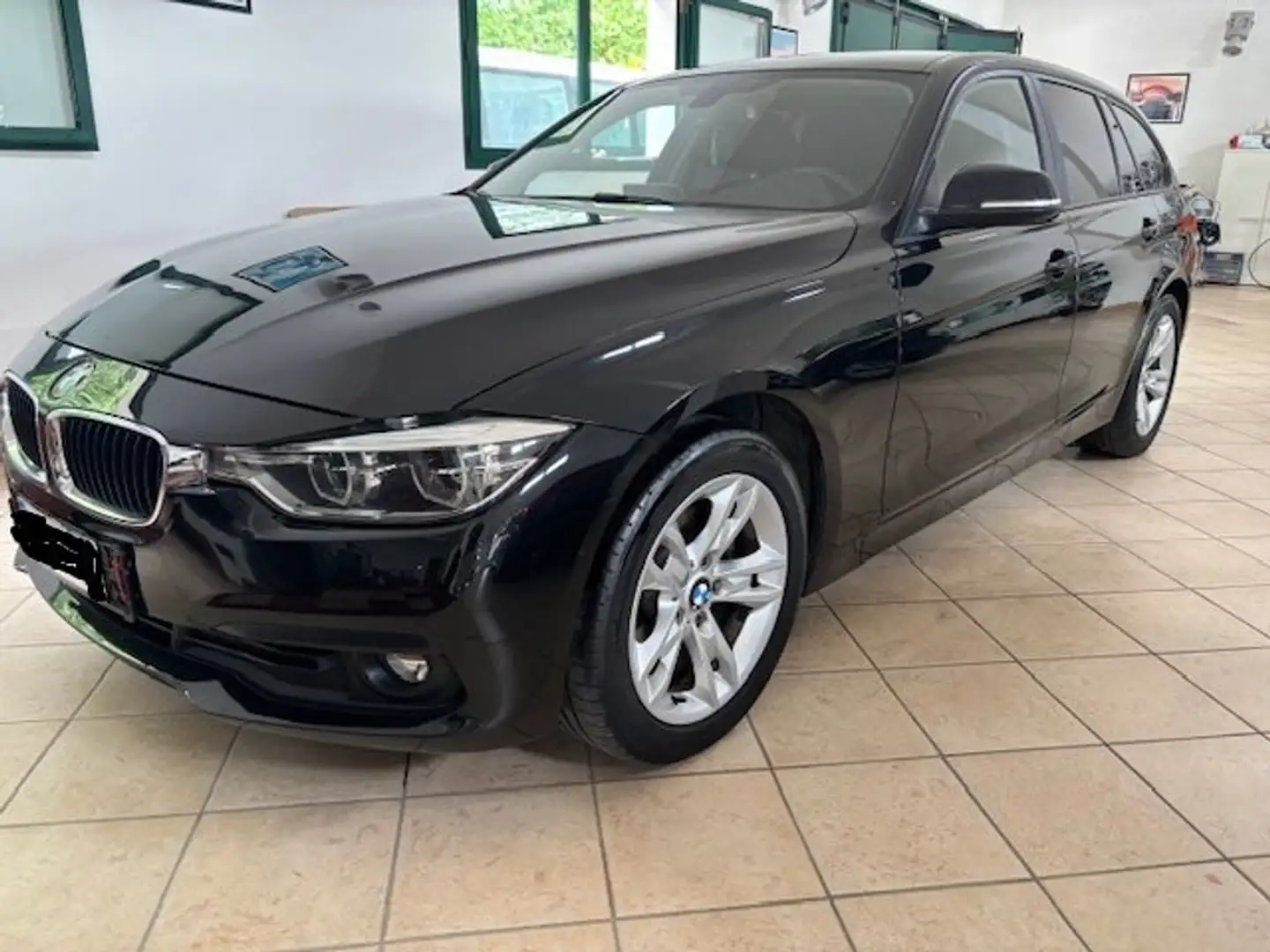 BMW 320 320d Touring xdrive Luxury auto  4x4  euro 6B Noir - 1