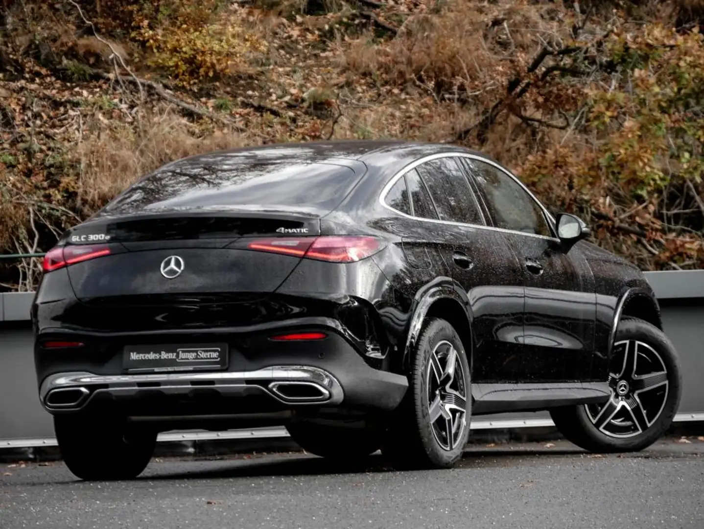 Mercedes-Benz GLC 300 e 4M Coupé AMG-Sport/Pano/AHK/Distr/19" Schwarz - 2