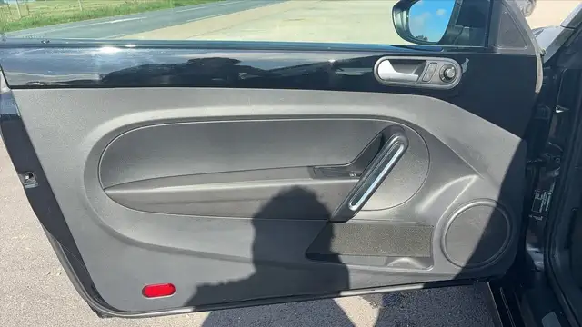 Volkswagen Beetle view 7