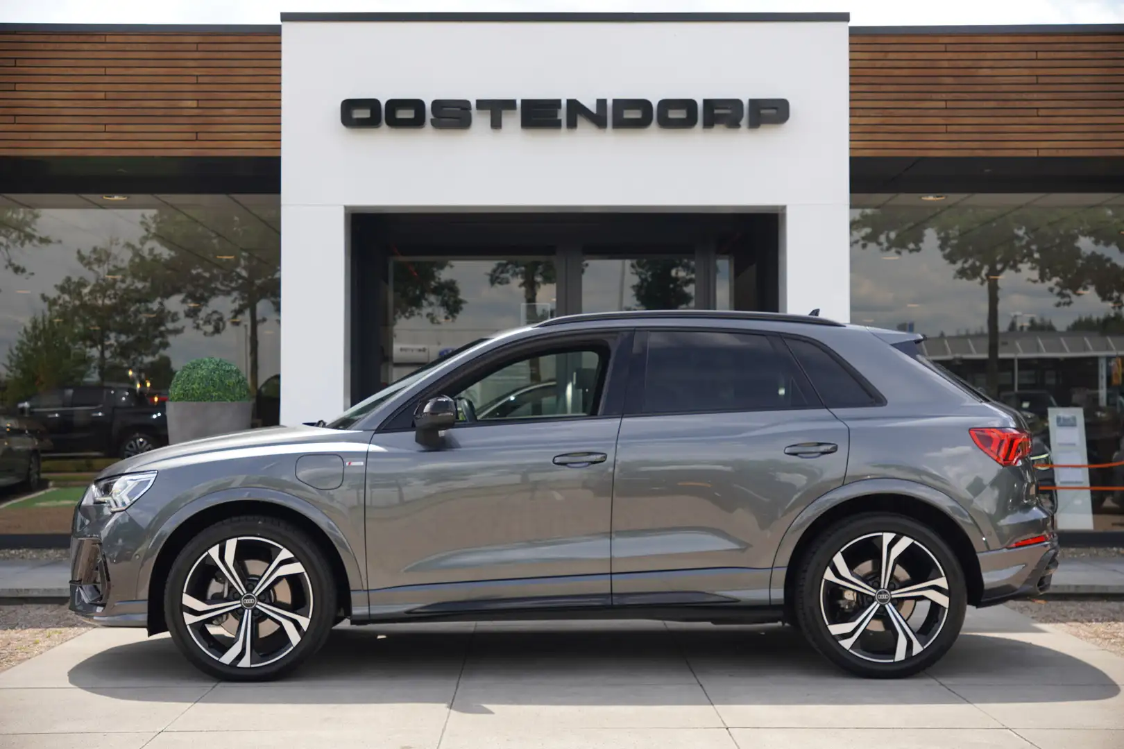 Audi Q3 45TFSIe/245pk S-Line|2022|20"Blackstyle|Navigatie| Grijs - 1