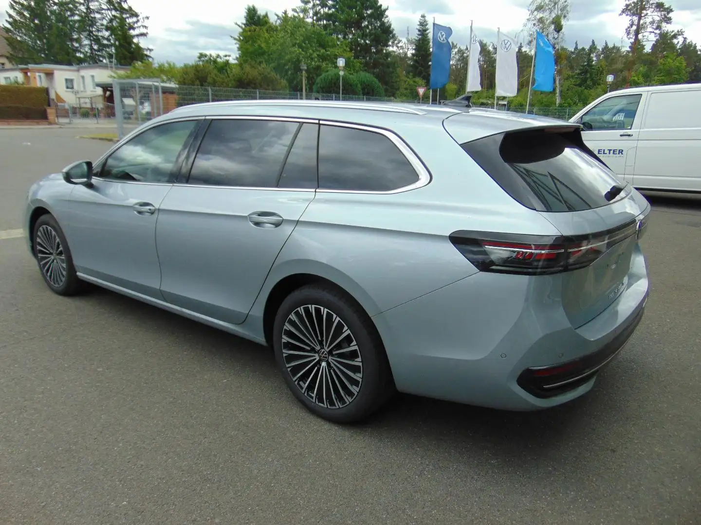 Volkswagen Passat Variant Elegance 1.5 eTSI DSG NEUWAGEN mit Tgzl. Silber - 2