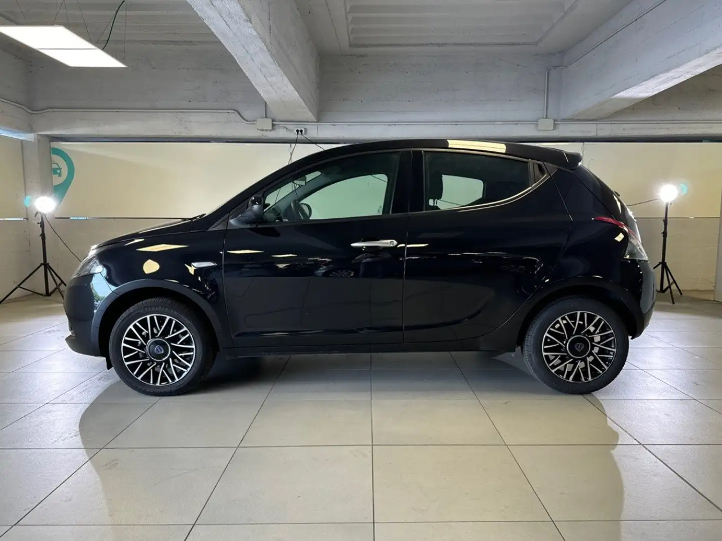 Lancia Ypsilon 1.0 FireFly 70cv Hybrid Platino Nero - 2