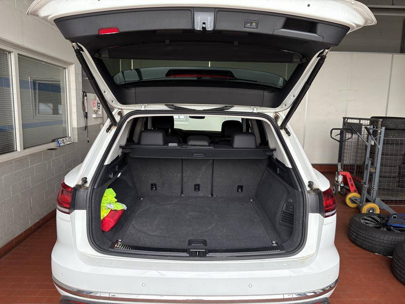 Volkswagen Touareg 3.0 TDI Elegance 4Motion IQ-LIGHT AHK LEDER NAVI KOMFORT-PAKET STDHZG — photo 5