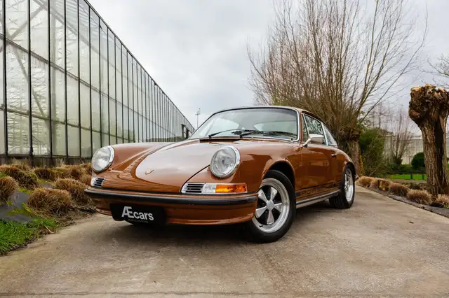 Porsche 911 view 3