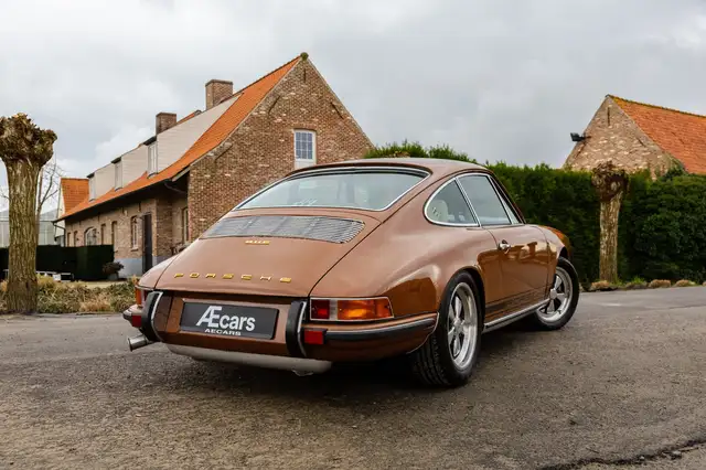 Porsche 911 view 5