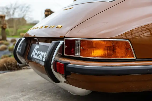 Porsche 911 view 12