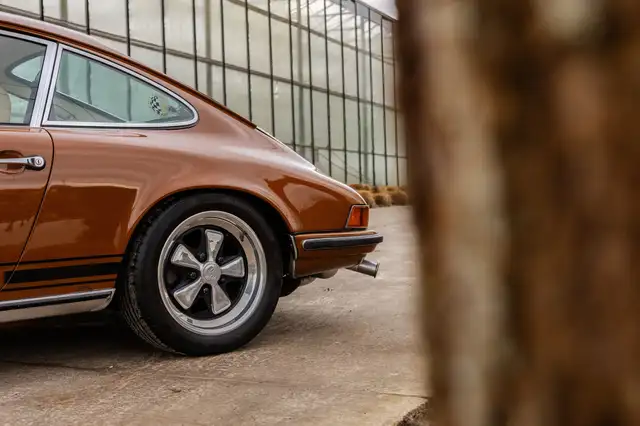 Porsche 911 view 7