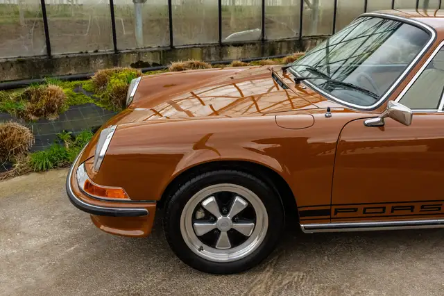 Porsche 911 view 6