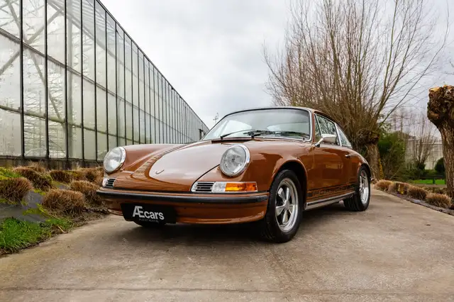 Porsche 911 view 4