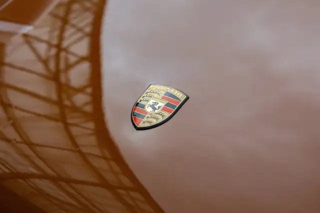 Porsche 911 view 8