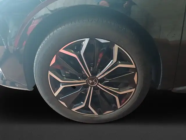 DS Automobiles DS 4 view 10