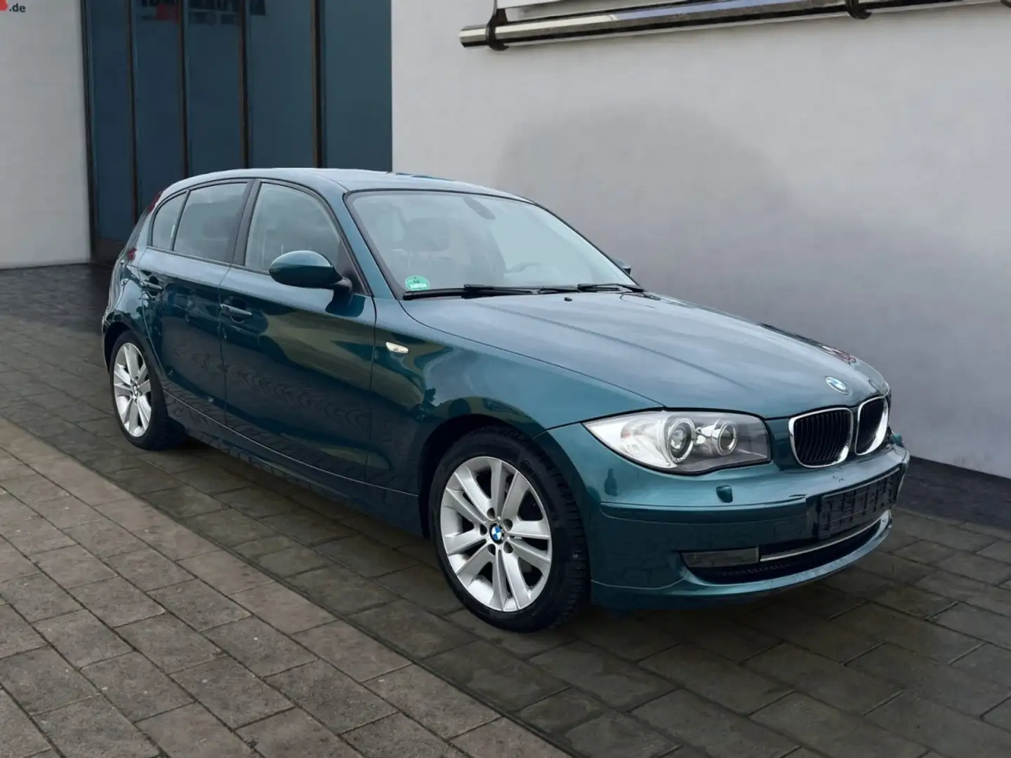 BMW 118 i Lim.*Xenon*Navi*Leder*BT*Advantage* Klima Xenon Vert - 1