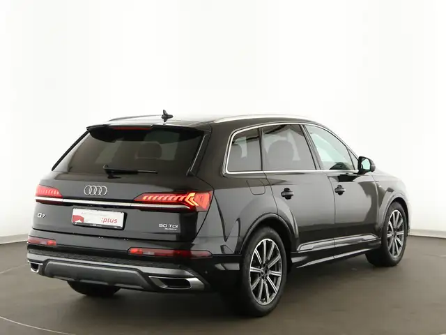 Audi Q7 view 7