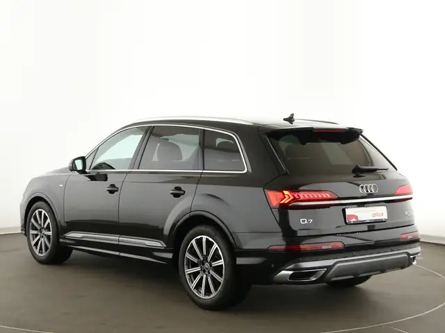 Audi Q7 view 5