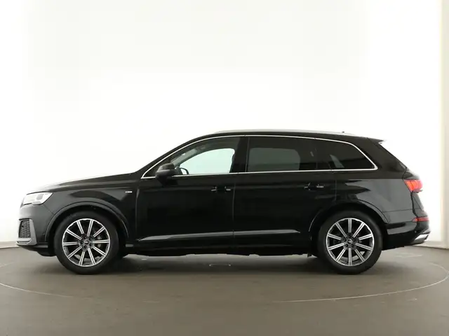 Audi Q7 view 4