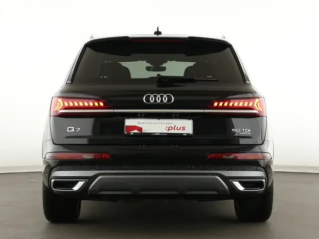 Audi Q7 view 6